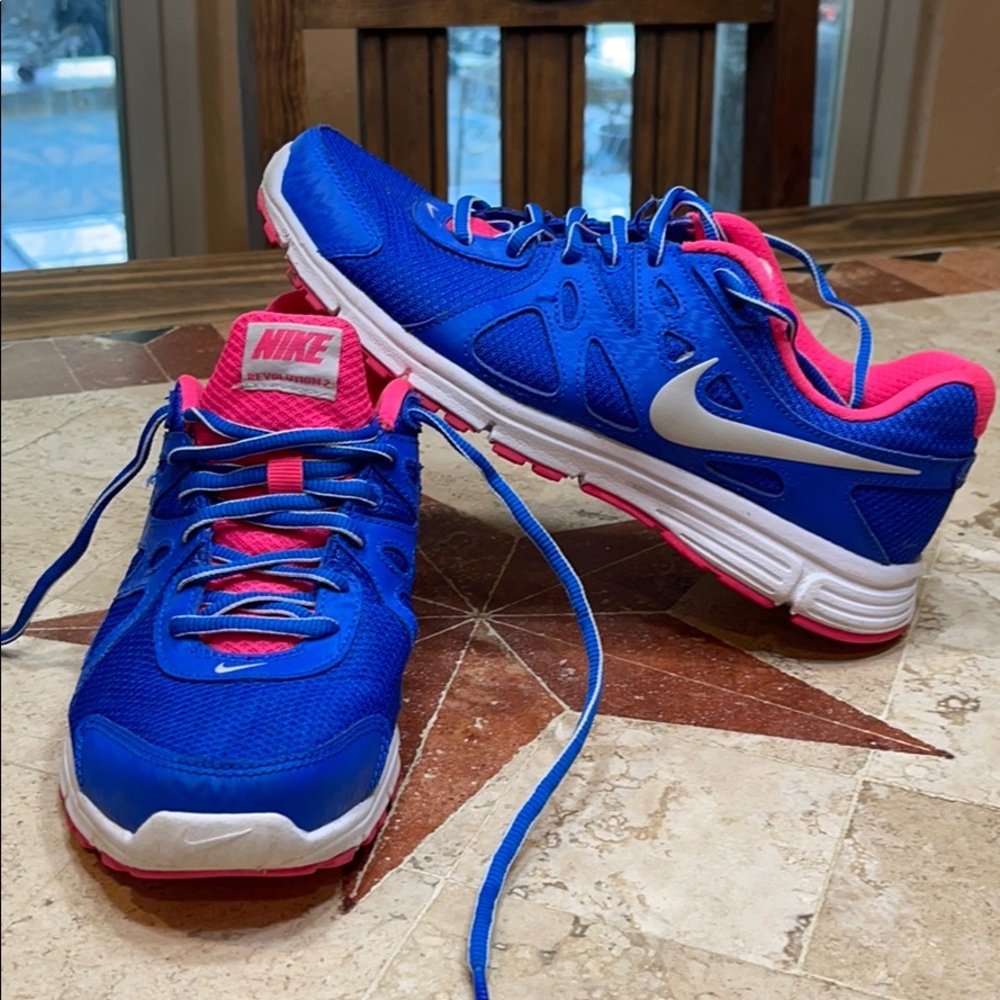 Nike Revolution 2 tennis shoes